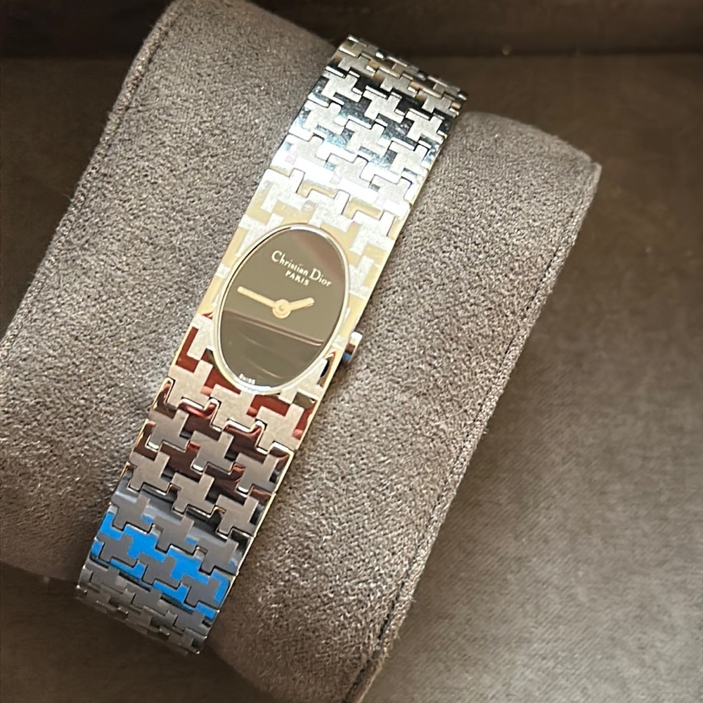 Beautiful DIOR ladies watch, model D70-100. Vintage. Stainless steel/black dial.